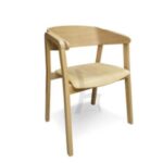 Usedněte na jídelní židli z masivu a dopřejte si lahodný pokrm